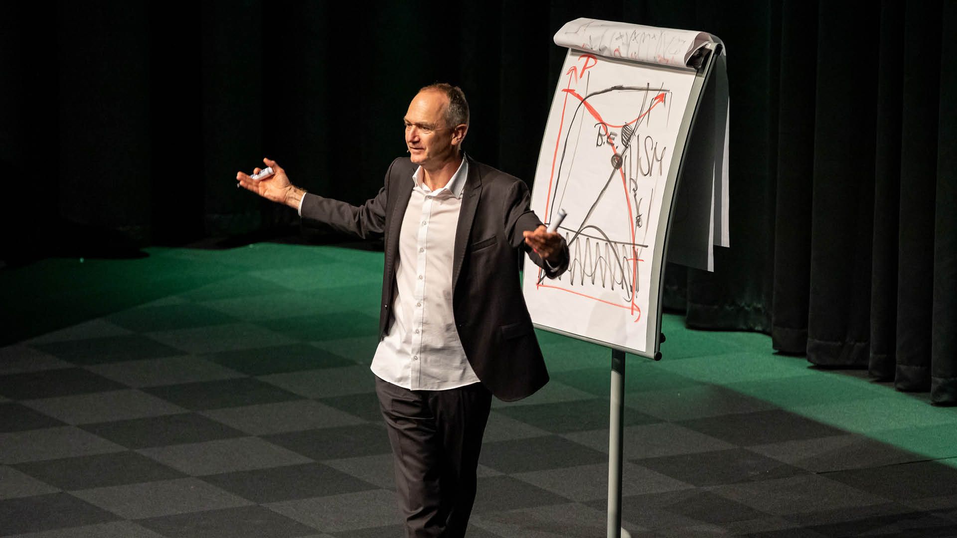 Otmar Kastner beim dynamischen Vortrag am Flipchart.